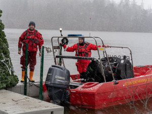 Unikátní vánoční strom plovoucí uprostřed Borské přehrady rozsvítí dnes centrální plzeňský obvod