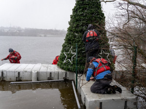 Unikátní vánoční strom plovoucí uprostřed Borské přehrady rozsvítí dnes centrální plzeňský obvod