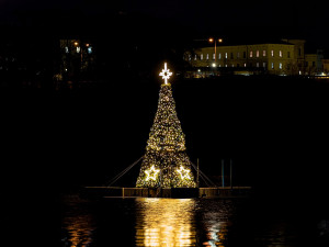 Unikátní vánoční strom plovoucí uprostřed Borské přehrady rozsvítil dnes centrální plzeňský obvod