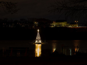Unikátní vánoční strom plovoucí uprostřed Borské přehrady rozsvítil dnes centrální plzeňský obvod