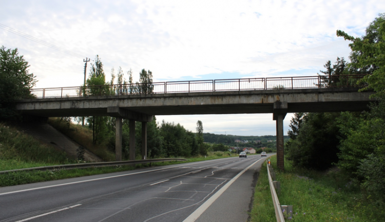 Zchátralý most nad silnicí Plzeň - Karlovy Vary půjde v sobotu k zemi, nahradit ho má jen lávka pro pěší