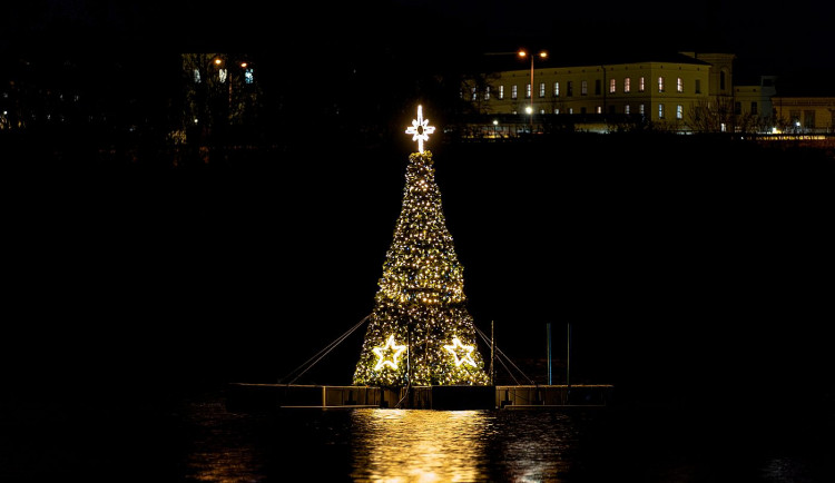 Unikátní vánoční strom plovoucí uprostřed Borské přehrady rozsvítil dnes centrální plzeňský obvod