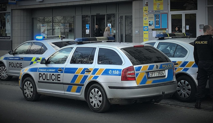 Statečný prodavač odzbrojil nebezpečného lupiče s nožem, ten po drsné potyčce raději utekl