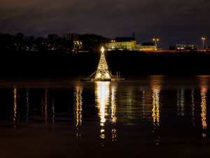 Zářící vánoční strom plovoucí na pontonu uprostřed přehrady si lidé zamilovali od prvního okamžiku