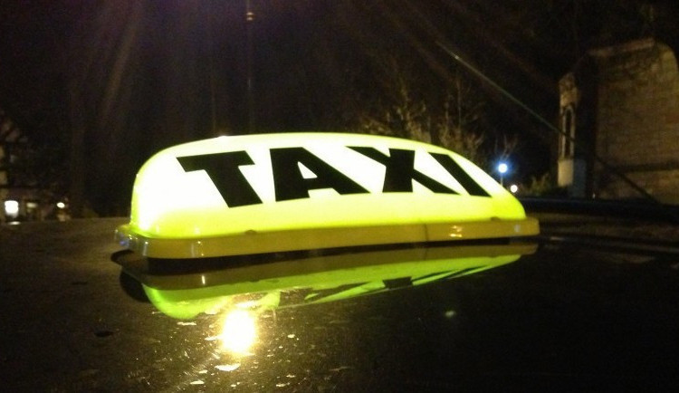 Taxikář vykázal z vozu pasažéry kvůli hlasité hudbě z přenosného reproduktoru, následovala potyčka
