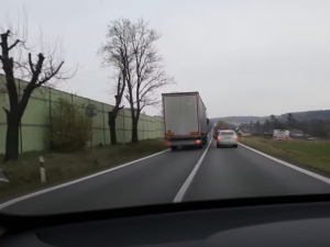 Palubní kamera zachytila děsivé předjíždění řidiče kamionu přes plnou čáru, policisté si na něj počkali