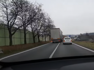 Palubní kamera zachytila děsivé předjíždění řidiče kamionu přes plnou čáru, policisté si na něj počkali