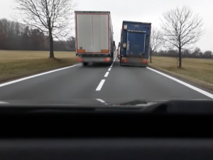 Palubní kamera zachytila děsivé předjíždění řidiče kamionu přes plnou čáru, policisté si na něj počkali