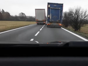 Palubní kamera zachytila děsivé předjíždění řidiče kamionu přes plnou čáru, policisté si na něj počkali