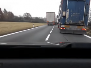 Palubní kamera zachytila děsivé předjíždění řidiče kamionu přes plnou čáru, policisté si na něj počkali