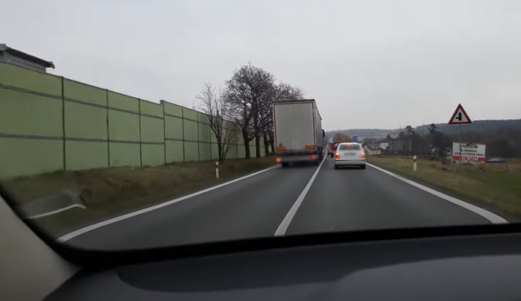 Palubní kamera zachytila děsivé předjíždění řidiče kamionu přes plnou čáru, policisté si na něj počkali
