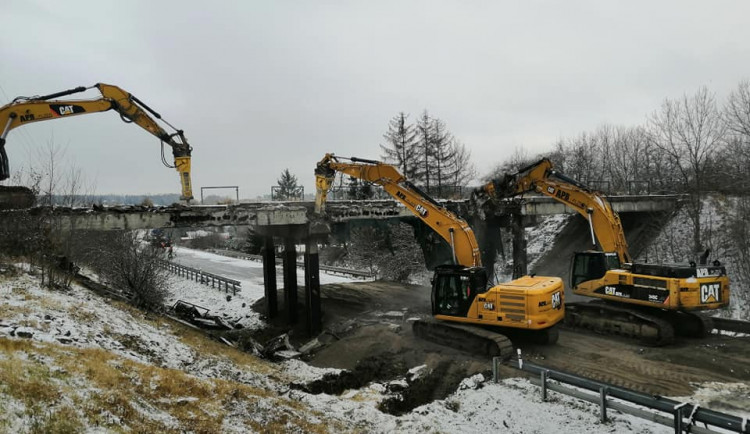 Těžká technika začala s demolicí nebezpečného mostu nad silnicí z Plzně do Karlových Varů