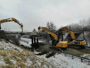 Těžká technika začala s demolicí nebezpečného mostu nad silnicí z Plzně do Karlových Varů