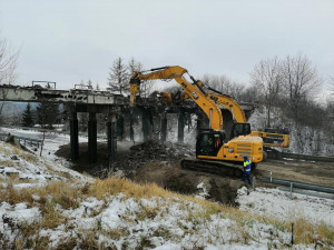 Těžká technika začala s demolicí nebezpečného mostu nad silnicí z Plzně do Karlových Varů