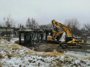 Těžká technika začala s demolicí nebezpečného mostu nad silnicí z Plzně do Karlových Varů