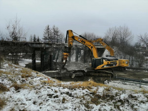 Těžká technika začala s demolicí nebezpečného mostu nad silnicí z Plzně do Karlových Varů