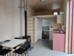 Malé domky na kolech jsou stále oblíbenější, pár metrů vystačí i pro čtyřčlennou rodinu