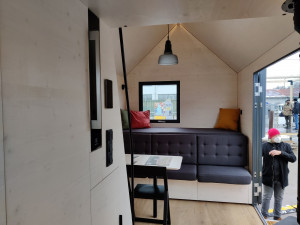 Malé domky na kolech jsou stále oblíbenější, pár metrů vystačí i pro čtyřčlennou rodinu