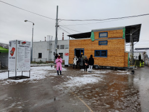Malé domky na kolech jsou stále oblíbenější, pár metrů vystačí i pro čtyřčlennou rodinu