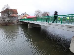 Po několikaměsíční rekonstrukci se oficiálně otevřel most v Horšovském Týně, obří jeřáb ho musel celý rozebrat