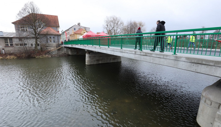 Na nově opraveném mostě v Horšovském Týně se bezpečně vyhnou i dva náklaďáky