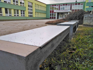 Recyklované lavičky z betonu, demoliční suti a plastu jsou bytelnější a designově nápadité