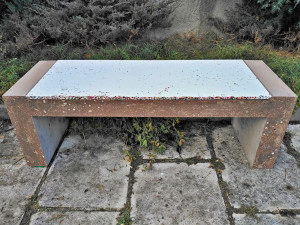 Recyklované lavičky z betonu, demoliční suti a plastu budou bytelnější a designově nápadité