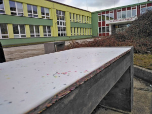 Recyklované lavičky z betonu, demoliční suti a plastu budou bytelnější a designově nápadité