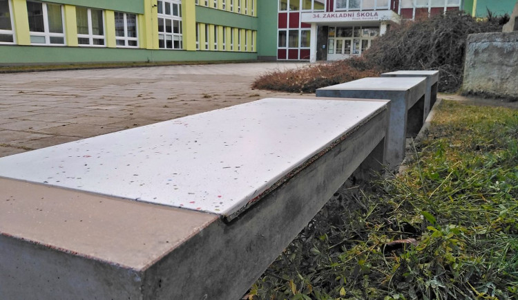 Recyklované lavičky z betonu, demoliční suti a plastu budou bytelnější a designově nápadité