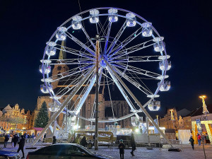 Uzavřené stánky na zrušených Adventních trzích v Plzni zůstanou na náměstí do příštího týdne jako kulisa