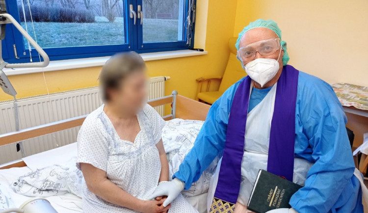 Farář pomáhá v nemocnici jako sanitář, tlumočník a nově je i kaplanem