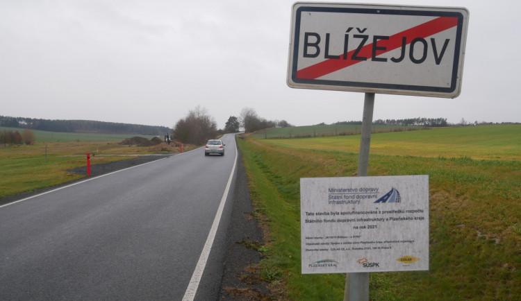 Motoristé se konečně dočkali opravy osmi kilometrů zdevastovaných silnic na Domažlicku