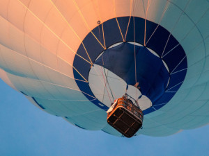 Policie ukončila vyšetřování havárie horkovzdušného balonu, při kterém se vlastní vinou vážně zranil jeho pilot