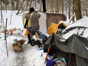 Chladné zimní noci mohou bezdomovci přečkat v noclehárně, někteří i se svými psy