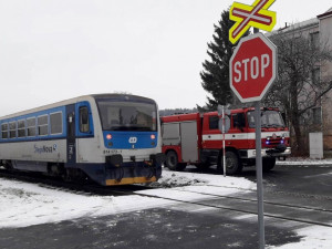 Řidič na kluzké vozovce před nechráněným železničním přejezdem nedobrzdil dodávku a narazil do vlaku