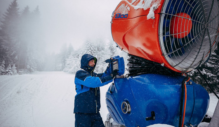 Na Špičáku už jedou sněžná děla