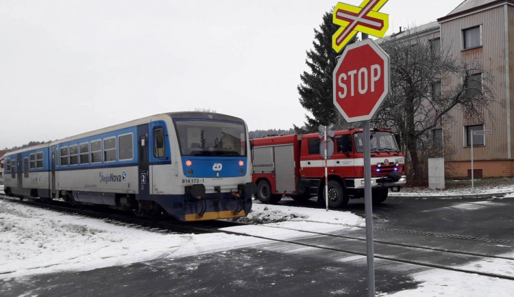 Řidič na kluzké vozovce před nechráněným železničním přejezdem nedobrzdil dodávku a narazil do vlaku