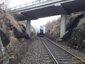 Spěšný vlak srazil ovci a kozu, provoz na trati mezi Plzní a Chebem stojí