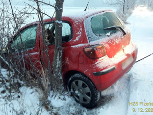 Zasněžené a namrzlé silnice potrápily řidiče, jeden náklaďák skončil v plotě, druhý naboural do domu
