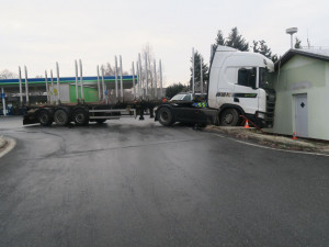 Řidič nákladního vozu v Draženově dostal smyk