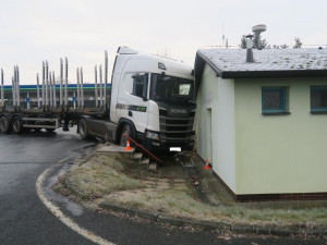 Zasněžené a namrzlé silnice potrápily řidiče, jeden náklaďák skončil v plotě, druhý naboural do domu
