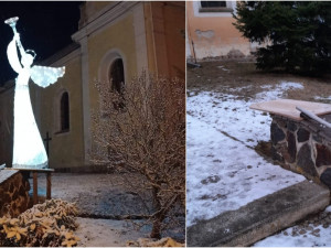 Chodová Planá přišla o svého vánočního anděla, dvoumetrovou sochu přes noc odvezl zloděj