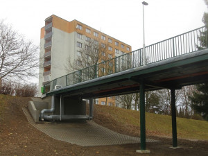 Dvě dekády čekala lávka na plzeňském sídlišti na opravu, teď už znovu slouží chodcům a cyklistům