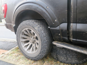 Řidič si při šíleném manévru urval kolo a poškodil lampu, údajně mu přes cestu přeběhla kočka