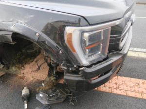 Řidič si při šíleném manévru urval kolo a poškodil lampu, údajně mu přes cestu přeběhla kočka