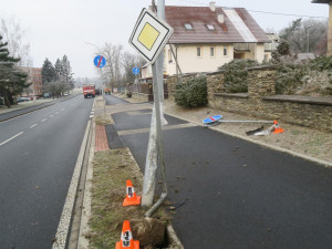 Řidič si při šíleném manévru urval kolo a poškodil lampu, údajně mu přes cestu přeběhla kočka
