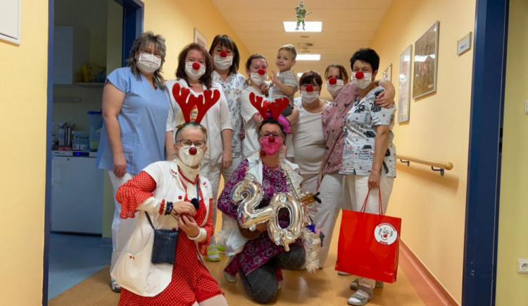 size4-16382683928978-231-zdravotni-klauni-slavi-20-let-existence-vcera-prinesli-symbolickych-20-minut-radosti-lekarum-a-sestr