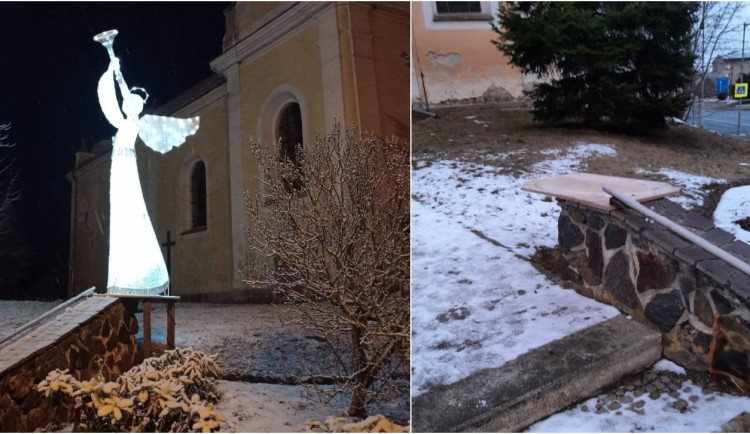 Chodová Planá přišla o svého vánočního anděla, dvoumetrovou sochu přes noc někdo ukradl
