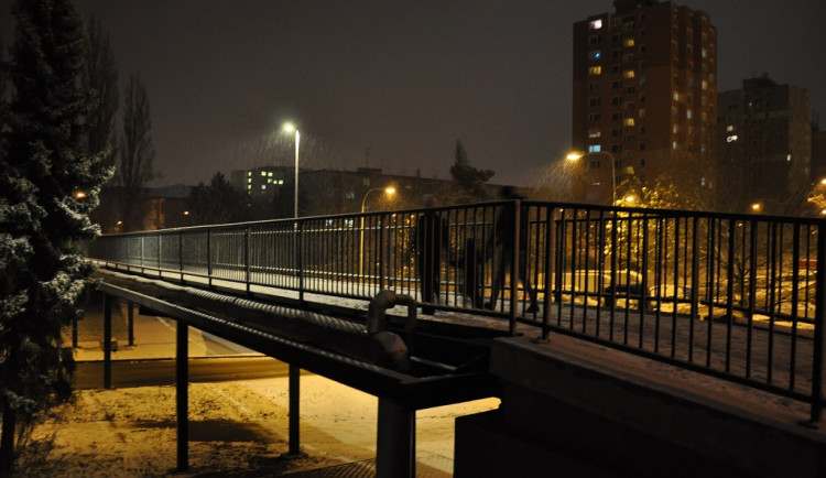 Dvě dekády čekala lávka na plzeňském sídlišti na opravu, teď už znovu slouží chodcům a cyklistům