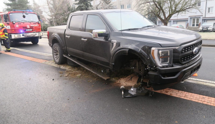 Řidič si při šíleném manévru urval kolo a poškodil lampu, údajně mu přes cestu přeběhla kočka